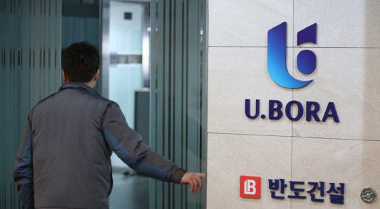 한진그룹 총수 일가의 경영권 다툼에서 '캐스팅보트'를 쥔 반도건설이 한진칼 경영에 참여하겠다고 선언했다. 3월 조원태 한진그룹 회장의 사내이사 선임의 명운이 달린 주주총회를 앞둔 상황에서 주요 주주로서의 목소리를 내기 위한 움직임으로 풀이된다. 사진은 서울 강남구 반도건설 사옥 전경.<연합뉴스>